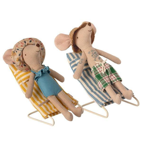mailegbeachchairsetwithmumanddadmouse